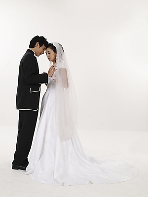 포토 JPG 스튜디오촬영 전신 모델 커플 드레스 여자 남자 신부 웨딩드레스 포즈 신랑 결혼 실내 표정 누끼 사람 동양인 20대 성인 두명 세로 뷰티 검은색 한국인 흰색 청년만 성인만 국내포토 옷 컬러 관계 인종 이벤트 청년 내부 파일형식