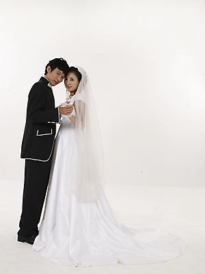 포토 JPG 스튜디오촬영 전신 모델 커플 드레스 여자 남자 신부 웨딩드레스 포즈 신랑 결혼 실내 표정 누끼 사람 동양인 20대 성인 두명 세로 뷰티 검은색 한국인 흰색 청년만 성인만 국내포토 옷 컬러 관계 인종 이벤트 청년 내부 파일형식