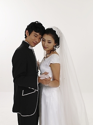 포토 JPG 스튜디오촬영 모델 커플 드레스 여자 남자 신부 웨딩드레스 포즈 신랑 결혼 실내 표정 누끼 사람 동양인 상반신 20대 성인 두명 세로 뷰티 검은색 한국인 흰색 청년만 성인만 국내포토 옷 컬러 관계 인종 이벤트 청년 내부 파일형식