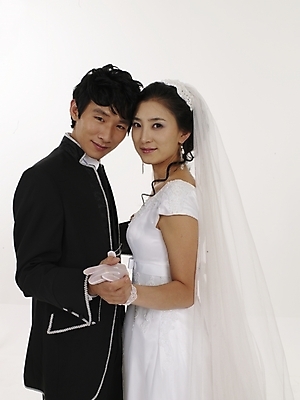 포토 JPG 스튜디오촬영 모델 커플 드레스 여자 남자 신부 웨딩드레스 포즈 신랑 결혼 실내 표정 누끼 사람 동양인 상반신 20대 성인 두명 세로 뷰티 검은색 한국인 흰색 청년만 성인만 국내포토 옷 컬러 관계 인종 이벤트 청년 내부 파일형식