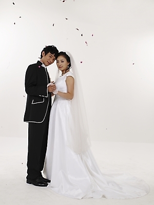 포토 JPG 스튜디오촬영 전신 모델 커플 드레스 여자 남자 꽃잎 신부 웨딩드레스 포즈 신랑 결혼 실내 표정 누끼 사람 동양인 20대 성인 두명 세로 뷰티 검은색 한국인 흰색 청년만 성인만 국내포토 옷 꽃 컬러 관계 인종 이벤트 청년 내부 파일형식