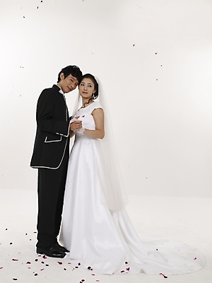 포토 JPG 스튜디오촬영 전신 모델 커플 드레스 여자 남자 꽃잎 신부 웨딩드레스 포즈 신랑 결혼 실내 표정 누끼 사람 동양인 20대 성인 두명 세로 뷰티 검은색 한국인 흰색 청년만 성인만 국내포토 옷 꽃 컬러 관계 인종 이벤트 청년 내부 파일형식