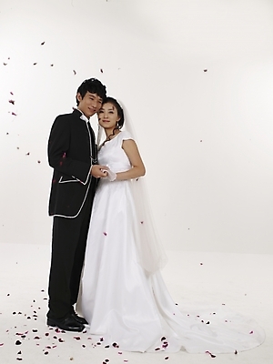 포토 JPG 스튜디오촬영 전신 모델 커플 드레스 여자 남자 꽃잎 신부 웨딩드레스 포즈 신랑 결혼 실내 표정 누끼 사람 동양인 20대 성인 두명 세로 뷰티 검은색 한국인 흰색 청년만 성인만 국내포토 옷 꽃 컬러 관계 인종 이벤트 청년 내부 파일형식