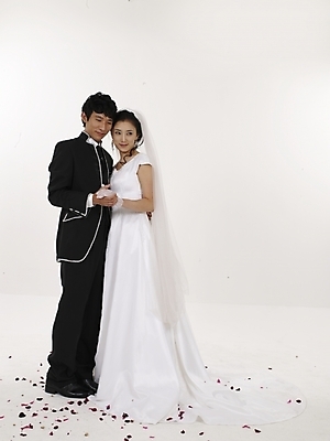 포토 JPG 스튜디오촬영 전신 모델 커플 드레스 여자 남자 꽃잎 신부 웨딩드레스 포즈 신랑 결혼 실내 표정 누끼 사람 동양인 20대 성인 두명 세로 뷰티 검은색 한국인 흰색 청년만 성인만 국내포토 옷 꽃 컬러 관계 인종 이벤트 청년 내부 파일형식