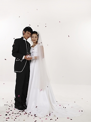 포토 JPG 스튜디오촬영 전신 모델 커플 드레스 여자 남자 꽃잎 신부 웨딩드레스 포즈 신랑 결혼 실내 표정 누끼 사람 동양인 20대 성인 두명 세로 뷰티 검은색 한국인 흰색 청년만 성인만 국내포토 옷 꽃 컬러 관계 인종 이벤트 청년 내부 파일형식