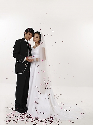 포토 JPG 스튜디오촬영 전신 모델 커플 드레스 여자 남자 꽃잎 신부 웨딩드레스 포즈 신랑 결혼 실내 표정 누끼 사람 동양인 20대 성인 두명 세로 뷰티 검은색 한국인 흰색 청년만 성인만 국내포토 옷 꽃 컬러 관계 인종 이벤트 청년 내부 파일형식