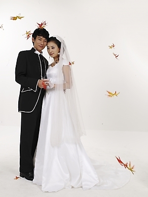 포토 JPG 스튜디오촬영 전신 모델 커플 드레스 여자 남자 신부 웨딩드레스 포즈 신랑 결혼 낙엽 실내 표정 누끼 사람 동양인 20대 성인 두명 세로 뷰티 검은색 한국인 흰색 청년만 성인만 국내포토 옷 컬러 잎 관계 인종 이벤트 청년 내부 파일형식