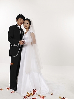 포토 JPG 스튜디오촬영 전신 모델 커플 드레스 여자 남자 신부 웨딩드레스 포즈 신랑 결혼 낙엽 실내 표정 누끼 사람 동양인 20대 성인 두명 세로 뷰티 검은색 한국인 흰색 청년만 성인만 국내포토 옷 컬러 잎 관계 인종 이벤트 청년 내부 파일형식