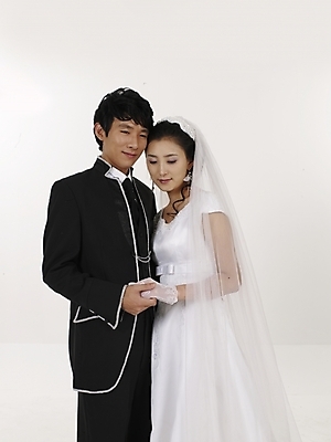 포토 JPG 스튜디오촬영 모델 커플 드레스 여자 남자 신부 웨딩드레스 포즈 신랑 결혼 실내 표정 누끼 사람 동양인 상반신 20대 성인 두명 세로 뷰티 검은색 한국인 흰색 청년만 성인만 국내포토 옷 컬러 관계 인종 이벤트 청년 내부 파일형식