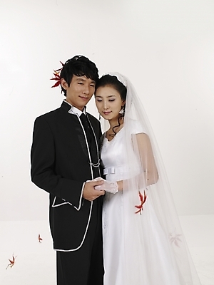 포토 JPG 스튜디오촬영 모델 커플 드레스 여자 남자 신부 웨딩드레스 포즈 신랑 결혼 낙엽 실내 표정 사람 동양인 상반신 20대 성인 두명 세로 뷰티 검은색 한국인 흰색 청년만 성인만 국내포토 옷 컬러 잎 관계 인종 이벤트 청년 내부 파일형식