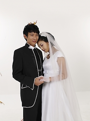 포토 JPG 스튜디오촬영 모델 커플 드레스 여자 남자 신부 웨딩드레스 포즈 신랑 결혼 낙엽 실내 표정 사람 동양인 상반신 20대 성인 두명 세로 뷰티 검은색 한국인 흰색 청년만 성인만 국내포토 옷 컬러 잎 관계 인종 이벤트 청년 내부 파일형식