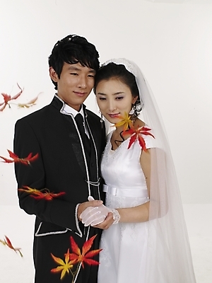 포토 JPG 스튜디오촬영 모델 커플 드레스 여자 남자 신부 웨딩드레스 포즈 신랑 결혼 낙엽 실내 표정 사람 동양인 상반신 20대 성인 두명 세로 뷰티 검은색 한국인 흰색 청년만 성인만 국내포토 옷 컬러 잎 관계 인종 이벤트 청년 내부 파일형식