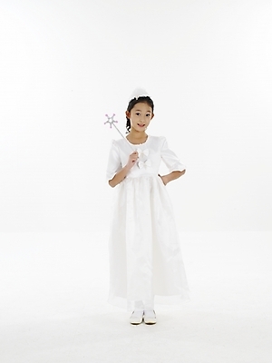 포토 JPG 스튜디오촬영 전신 드레스 여자 초등학생 어린이 포즈 실내 표정 한명 누끼 사람 동양인 소녀 세로 한국인 생일파티 마술봉 매직봉 여자만 여자한명만 어린이만 소녀만 소녀한명만 국내포토 1 학생 옷 인종 내부 생일 마술도구 파일형식