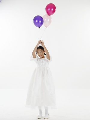 포토 JPG 스튜디오촬영 전신 드레스 여자 초등학생 어린이 포즈 실내 표정 한명 누끼 사람 동양인 소녀 빨간색 세로 파란색 한국인 흰색 생일파티 풍선 여자만 여자한명만 어린이만 소녀만 소녀한명만 국내포토 1 학생 옷 컬러 인종 내부 생일 파일형식
