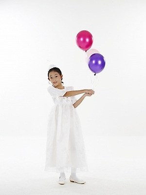포토 JPG 스튜디오촬영 전신 드레스 여자 초등학생 어린이 포즈 실내 표정 한명 누끼 사람 동양인 소녀 빨간색 세로 파란색 한국인 흰색 생일파티 풍선 여자만 여자한명만 어린이만 소녀만 소녀한명만 국내포토 1 학생 옷 컬러 인종 내부 생일 파일형식