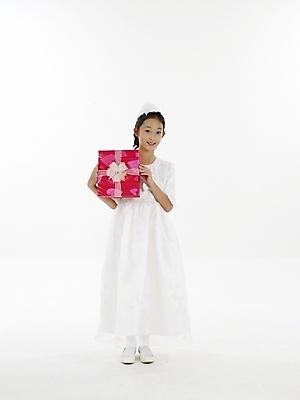 포토 JPG 스튜디오촬영 전신 드레스 여자 초등학생 어린이 포즈 실내 표정 선물 한명 누끼 사람 동양인 소녀 빨간색 세로 선물상자 한국인 여자만 여자한명만 어린이만 소녀만 소녀한명만 국내포토 1 학생 옷 컬러 인종 내부 상자 파일형식