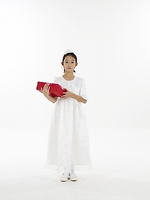 포토 JPG 스튜디오촬영 전신 드레스 여자 초등학생 어린이 포즈 실내 표정 선물 한명 누끼 사람 동양인 소녀 이벤트 빨간색 세로 선물상자 한국인 여자만 여자한명만 어린이만 소녀만 소녀한명만 국내포토 1 학생 옷 컬러 인종 내부 상자 파일형식