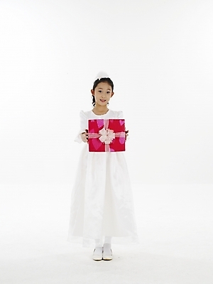 포토 JPG 스튜디오촬영 전신 드레스 여자 초등학생 어린이 포즈 실내 표정 선물 한명 누끼 사람 동양인 소녀 이벤트 빨간색 세로 선물상자 한국인 여자만 여자한명만 어린이만 소녀만 소녀한명만 국내포토 1 학생 옷 컬러 인종 내부 상자 파일형식