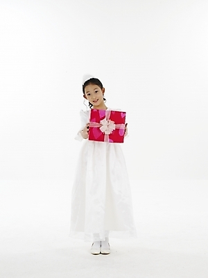 포토 JPG 스튜디오촬영 전신 드레스 여자 초등학생 어린이 포즈 실내 표정 선물 한명 누끼 사람 동양인 소녀 이벤트 빨간색 세로 선물상자 한국인 여자만 여자한명만 어린이만 소녀만 소녀한명만 국내포토 1 학생 옷 컬러 인종 내부 상자 파일형식