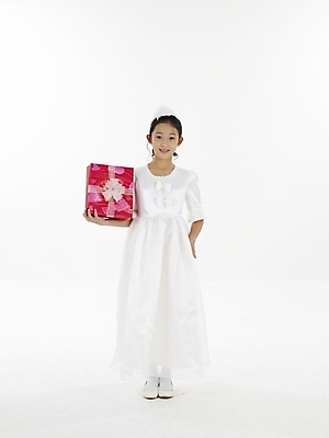 포토 JPG 스튜디오촬영 전신 드레스 여자 초등학생 어린이 포즈 실내 표정 선물 한명 누끼 사람 동양인 소녀 세로 선물상자 한국인 여자만 여자한명만 어린이만 소녀만 소녀한명만 국내포토 1 학생 옷 인종 내부 상자 파일형식