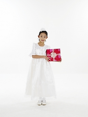 포토 JPG 스튜디오촬영 전신 드레스 여자 초등학생 어린이 포즈 실내 표정 선물 한명 누끼 사람 동양인 소녀 세로 선물상자 한국인 여자만 여자한명만 어린이만 소녀만 소녀한명만 국내포토 1 학생 옷 인종 내부 상자 파일형식