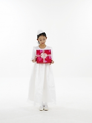 포토 JPG 스튜디오촬영 전신 드레스 여자 초등학생 어린이 포즈 실내 표정 선물 한명 누끼 사람 동양인 소녀 이벤트 세로 선물상자 한국인 여자만 여자한명만 어린이만 소녀만 소녀한명만 국내포토 1 학생 옷 인종 내부 상자 파일형식