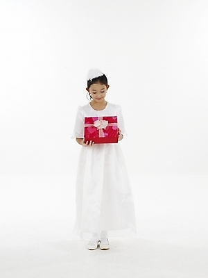 포토 JPG 스튜디오촬영 전신 드레스 여자 초등학생 어린이 포즈 실내 표정 선물 한명 누끼 사람 동양인 소녀 세로 선물상자 한국인 여자만 여자한명만 어린이만 소녀만 소녀한명만 국내포토 1 학생 옷 인종 내부 상자 파일형식