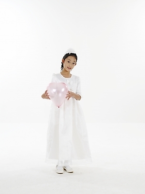 포토 JPG 스튜디오촬영 전신 드레스 여자 초등학생 어린이 포즈 실내 표정 한명 누끼 사람 동양인 소녀 세로 한국인 생일파티 하트풍선 풍선 여자만 여자한명만 어린이만 소녀만 소녀한명만 국내포토 1 학생 옷 인종 내부 하트 생일 파일형식