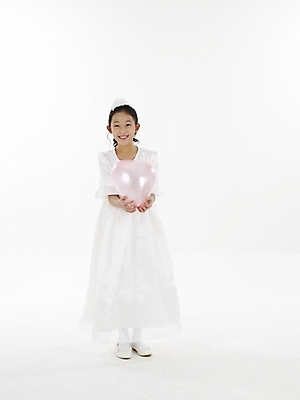 포토 JPG 스튜디오촬영 전신 드레스 여자 초등학생 어린이 포즈 실내 표정 한명 누끼 사람 동양인 소녀 이벤트 세로 한국인 하트풍선 풍선 여자만 여자한명만 어린이만 소녀만 소녀한명만 국내포토 1 학생 옷 인종 내부 하트 파일형식
