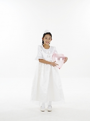 포토 JPG 스튜디오촬영 전신 드레스 여자 초등학생 어린이 포즈 실내 표정 한명 누끼 사람 동양인 소녀 세로 한국인 생일파티 하트풍선 풍선 여자만 여자한명만 어린이만 소녀만 소녀한명만 국내포토 1 학생 옷 인종 내부 하트 생일 파일형식