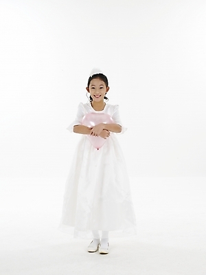 포토 JPG 스튜디오촬영 전신 드레스 여자 초등학생 어린이 포즈 실내 표정 한명 누끼 사람 동양인 소녀 이벤트 세로 한국인 하트풍선 풍선 여자만 여자한명만 어린이만 소녀만 소녀한명만 국내포토 1 학생 옷 인종 내부 하트 파일형식