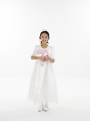 포토 JPG 스튜디오촬영 전신 드레스 여자 초등학생 어린이 포즈 실내 표정 한명 누끼 사람 동양인 소녀 세로 한국인 생일파티 하트풍선 풍선 여자만 여자한명만 어린이만 소녀만 소녀한명만 국내포토 1 학생 옷 인종 내부 하트 생일 파일형식