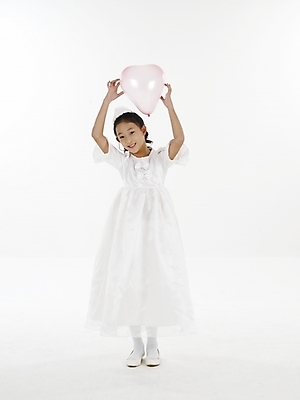 포토 JPG 스튜디오촬영 전신 드레스 원피스 여자 초등학생 어린이 포즈 실내 표정 한명 누끼 사람 동양인 소녀 세로 한국인 흰색 하트풍선 풍선 여자만 여자한명만 어린이만 소녀만 소녀한명만 국내포토 1 학생 옷 컬러 인종 내부 하트 파일형식