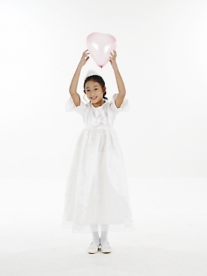 포토 JPG 스튜디오촬영 전신 드레스 원피스 여자 초등학생 어린이 포즈 실내 표정 한명 누끼 사람 동양인 소녀 이벤트 세로 한국인 흰색 하트풍선 풍선 여자만 여자한명만 어린이만 소녀만 소녀한명만 국내포토 1 학생 옷 컬러 인종 내부 하트 파일형식