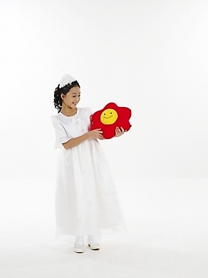 포토 JPG 스튜디오촬영 전신 드레스 원피스 여자 꽃 초등학생 어린이 인형 포즈 쿠션 실내 표정 한명 누끼 사람 동양인 소녀 빨간색 세로 노란색 한국인 흰색 여자만 여자한명만 어린이만 소녀만 소녀한명만 국내포토 식물 1 학생 옷 컬러 인종 내부 파일형식