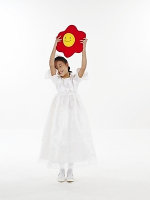 포토 JPG 스튜디오촬영 전신 드레스 원피스 여자 꽃 초등학생 어린이 인형 포즈 쿠션 실내 표정 한명 누끼 사람 동양인 소녀 빨간색 세로 노란색 한국인 흰색 여자만 여자한명만 어린이만 소녀만 소녀한명만 국내포토 식물 1 학생 옷 컬러 인종 내부 파일형식