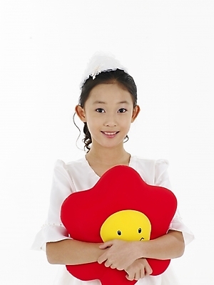 포토 JPG 스튜디오촬영 드레스 원피스 여자 꽃 초등학생 어린이 인형 포즈 쿠션 실내 표정 한명 누끼 사람 동양인 소녀 상반신 빨간색 세로 노란색 한국인 흰색 여자만 여자한명만 어린이만 소녀만 소녀한명만 국내포토 식물 1 학생 옷 컬러 인종 내부 파일형식