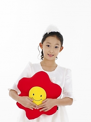 포토 JPG 스튜디오촬영 드레스 원피스 여자 꽃 초등학생 어린이 인형 포즈 쿠션 실내 표정 한명 누끼 사람 동양인 소녀 상반신 빨간색 세로 노란색 한국인 흰색 여자만 여자한명만 어린이만 소녀만 소녀한명만 국내포토 식물 1 학생 옷 컬러 인종 내부 파일형식