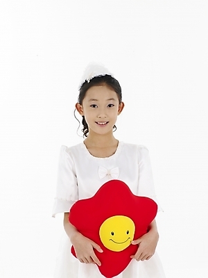 포토 JPG 스튜디오촬영 드레스 원피스 여자 꽃 초등학생 어린이 인형 포즈 쿠션 실내 표정 한명 누끼 사람 동양인 소녀 상반신 빨간색 세로 노란색 한국인 흰색 여자만 여자한명만 어린이만 소녀만 소녀한명만 국내포토 식물 1 학생 옷 컬러 인종 내부 파일형식