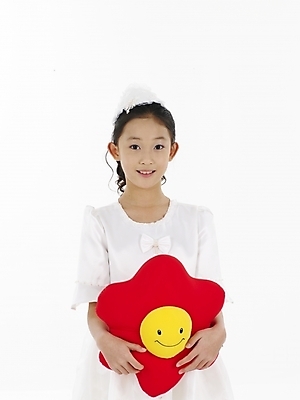 포토 JPG 스튜디오촬영 드레스 원피스 여자 꽃 초등학생 어린이 인형 포즈 쿠션 실내 표정 한명 누끼 사람 동양인 소녀 상반신 빨간색 세로 노란색 한국인 여자만 여자한명만 어린이만 소녀만 소녀한명만 국내포토 식물 1 학생 옷 컬러 인종 내부 파일형식