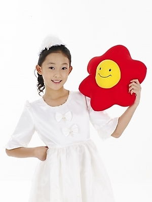 포토 JPG 스튜디오촬영 드레스 원피스 여자 꽃 초등학생 어린이 인형 포즈 쿠션 실내 표정 한명 누끼 사람 동양인 소녀 상반신 빨간색 세로 노란색 한국인 여자만 여자한명만 어린이만 소녀만 소녀한명만 국내포토 식물 1 학생 옷 컬러 인종 내부 파일형식