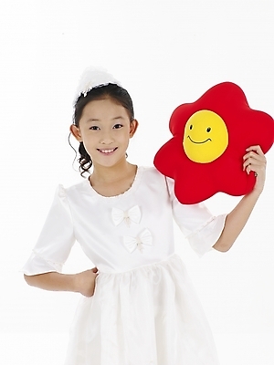 포토 JPG 스튜디오촬영 드레스 원피스 여자 꽃 초등학생 어린이 인형 포즈 쿠션 실내 표정 한명 사람 동양인 소녀 상반신 빨간색 세로 노란색 한국인 여자만 여자한명만 어린이만 소녀만 소녀한명만 국내포토 식물 1 학생 옷 컬러 인종 내부 파일형식