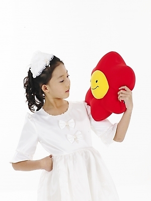 포토 JPG 스튜디오촬영 드레스 원피스 여자 꽃 초등학생 어린이 인형 포즈 쿠션 실내 표정 한명 누끼 사람 동양인 소녀 상반신 빨간색 세로 노란색 한국인 여자만 여자한명만 어린이만 소녀만 소녀한명만 국내포토 식물 1 학생 옷 컬러 인종 내부 파일형식