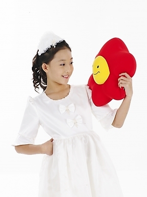 포토 JPG 스튜디오촬영 드레스 원피스 여자 꽃 초등학생 어린이 인형 포즈 쿠션 실내 표정 한명 누끼 사람 동양인 소녀 상반신 빨간색 세로 노란색 한국인 여자만 여자한명만 어린이만 소녀만 소녀한명만 국내포토 식물 1 학생 옷 컬러 인종 내부 파일형식