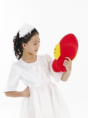 포토 JPG 스튜디오촬영 드레스 원피스 여자 꽃 초등학생 어린이 인형 포즈 쿠션 실내 표정 한명 누끼 사람 동양인 소녀 상반신 빨간색 세로 노란색 한국인 흰색 여자만 여자한명만 어린이만 소녀만 소녀한명만 국내포토 식물 1 학생 옷 컬러 인종 내부 파일형식