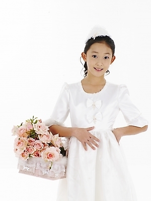 포토 JPG 스튜디오촬영 드레스 원피스 여자 초등학생 어린이 꽃다발 포즈 실내 표정 한명 누끼 사람 동양인 소녀 상반신 세로 한국인 흰색 꽃바구니 여자만 여자한명만 어린이만 소녀만 소녀한명만 국내포토 1 학생 옷 꽃 컬러 인종 내부 바구니 파일형식