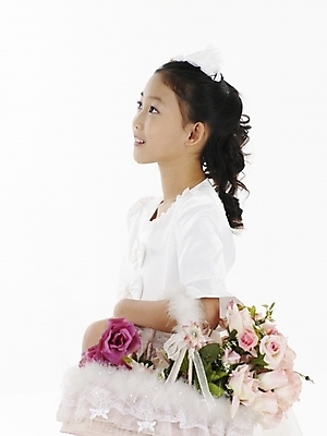 포토 JPG 스튜디오촬영 드레스 원피스 여자 초등학생 어린이 꽃다발 포즈 실내 표정 한명 누끼 사람 동양인 소녀 상반신 세로 한국인 흰색 꽃바구니 여자만 여자한명만 어린이만 소녀만 소녀한명만 국내포토 1 학생 옷 꽃 컬러 인종 내부 바구니 파일형식