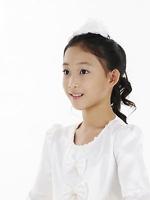 포토 JPG 스튜디오촬영 드레스 원피스 여자 초등학생 어린이 포즈 실내 표정 한명 사람 동양인 소녀 근접촬영 상반신 세로 한국인 흰색 여자만 여자한명만 어린이만 소녀만 소녀한명만 국내포토 1 학생 옷 뷰포인트 컬러 인종 내부 파일형식