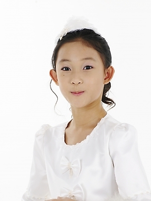 포토 JPG 스튜디오촬영 드레스 원피스 여자 초등학생 어린이 포즈 실내 표정 한명 누끼 사람 동양인 소녀 상반신 세로 한국인 흰색 여자만 여자한명만 어린이만 소녀만 소녀한명만 국내포토 1 학생 옷 컬러 인종 내부 파일형식