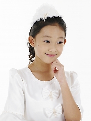 포토 JPG 스튜디오촬영 드레스 원피스 여자 초등학생 어린이 포즈 실내 표정 한명 누끼 사람 동양인 소녀 상반신 세로 한국인 흰색 여자만 여자한명만 어린이만 소녀만 소녀한명만 국내포토 1 학생 옷 컬러 인종 내부 파일형식